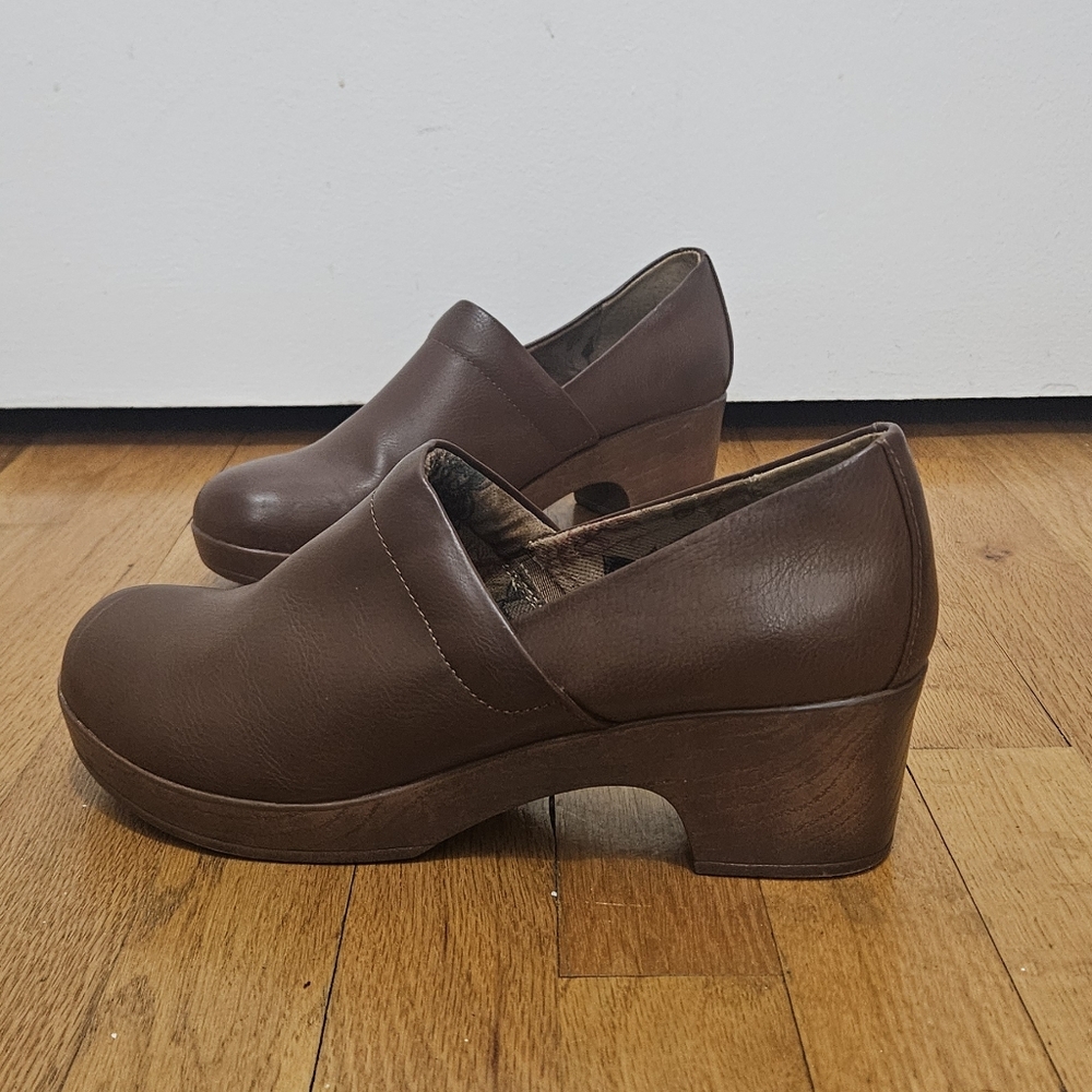 BORN Brown Leather Clogs Mules Size 10M Block Heel Daisy Sole